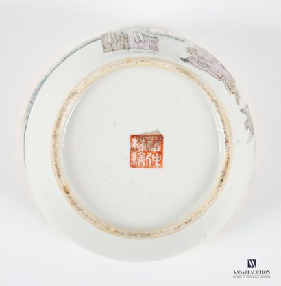 Pot couvert en porcelaine, à décor en polychromie...