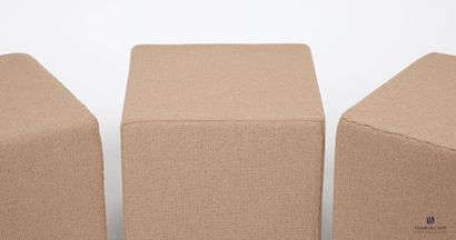 BUROV
Suite de trois poufs en mousse et tissu...