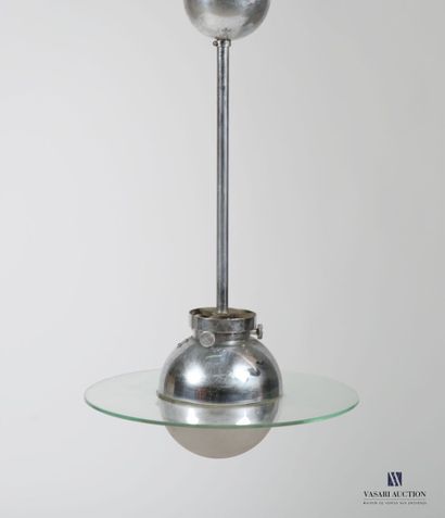 Lustre en métal chromé orné d'une sphère...