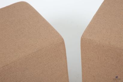 BUROV
Paire de poufs en mousse et tissu marron.
(tâches,...
