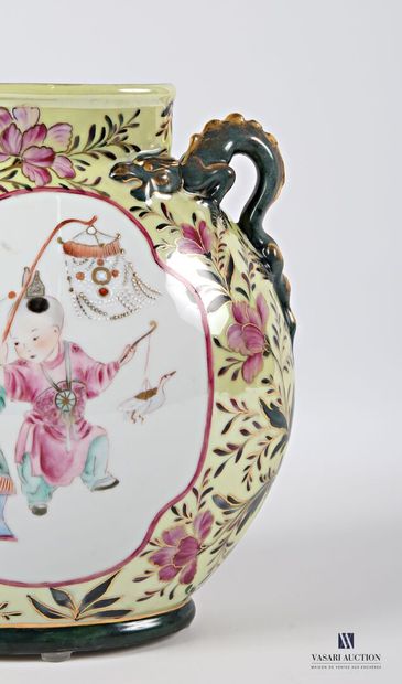 LIMOGES 
Vase en forme de sphère aplatie...