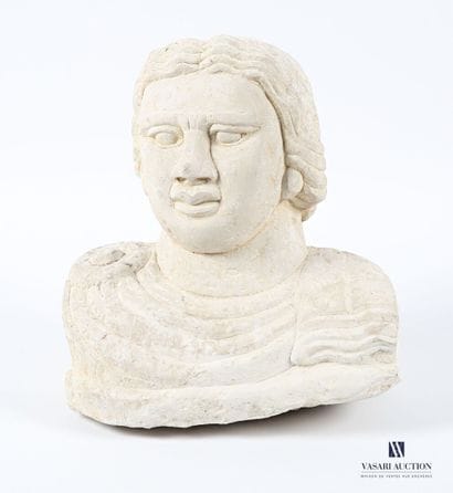 Buste sculpté en pierre figurant un visage...