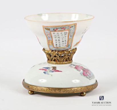 Coupe en porcelaine et émaux de la famille...