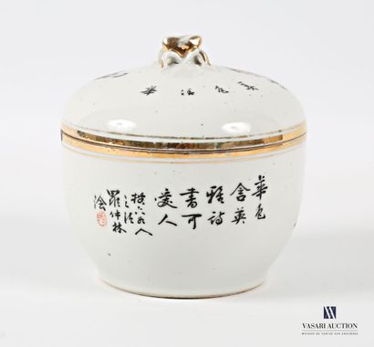 Pot couvert en porcelaine, à décor en polychromie...
