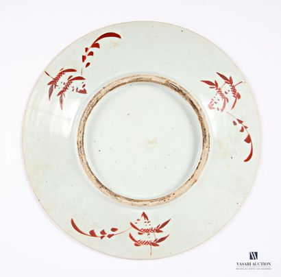 CHINE
Plat de forme ronde en porcelaine à...