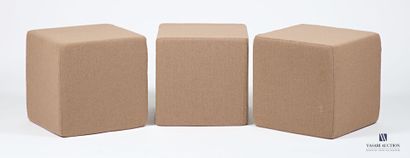 BUROV
Suite de trois poufs en mousse et tissu...
