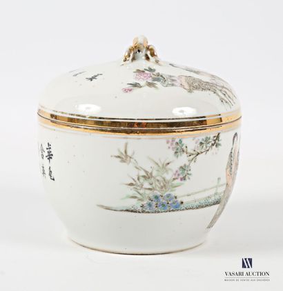 Pot couvert en porcelaine, à décor en polychromie...
