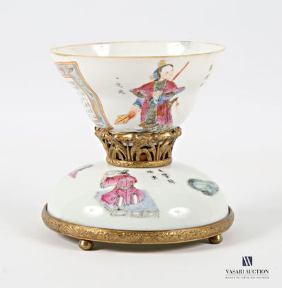 Coupe en porcelaine et émaux de la famille...