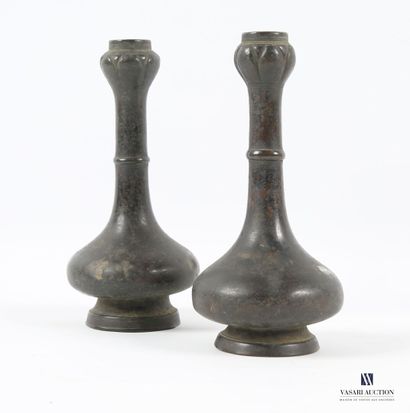 Japon, XVIIe siècle
Deux vases à fleurs,...