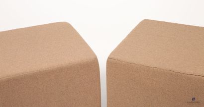 BUROV
Paire de poufs en mousse et tissu marron.
(tissu...