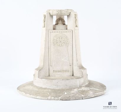 Projet de monument aux morts en plâtre figurant...
