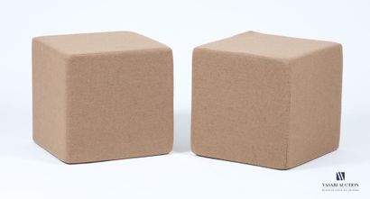 BUROV
Paire de poufs en mousse et tissu marron.
(tâches,...
