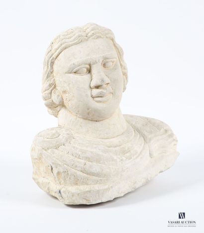 Buste sculpté en pierre figurant un visage...