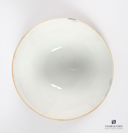Coupe en porcelaine et émaux de la famille...