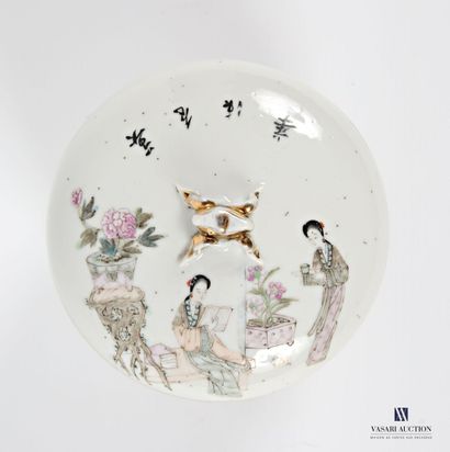 Pot couvert en porcelaine, à décor en polychromie...