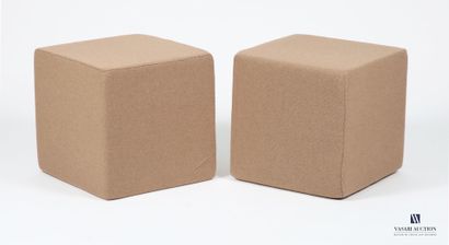 BUROV
Paire de poufs en mousse et tissu marron.
(tissu...