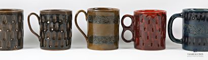 ROMACREA École de 
Ensemble de neufs mugs...