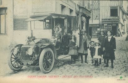 CPA - SAUMUR Cours Dacier - Départ des e...