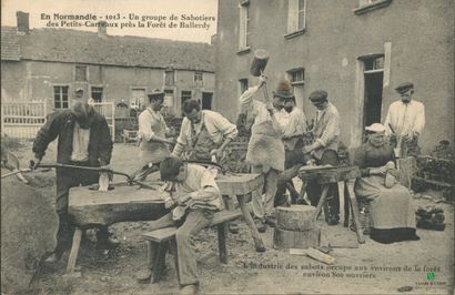 CPA - En Normandie - Un groupe de Sabotiers...