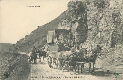CPA - L'Auvergne - Cantal - La diligence...
