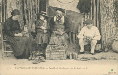 CPA - Environs de BORDEAUX - Famille de cordonniers...