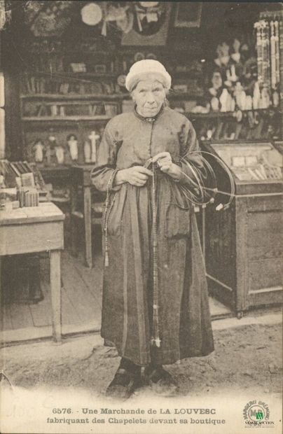 CPA - Une Marchande de LA LOUVESC fabriquant...