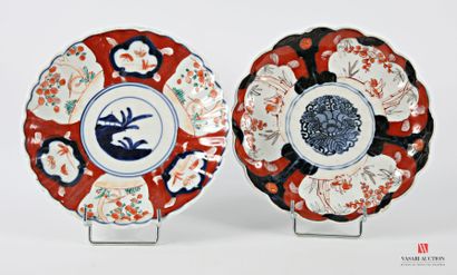 JAPAN 
Two porcelain plates with Imari polychrome...