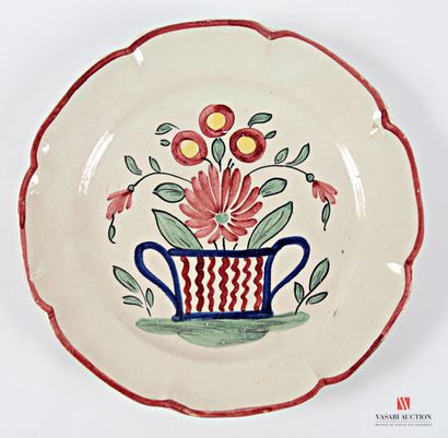 Earthenware lot including a rim-shaped plate...