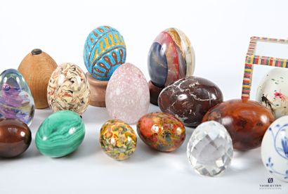 Collection of ... of eggs in porcelain, hard...
