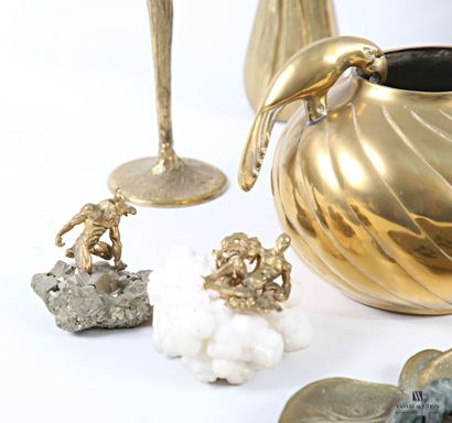 Lot in bronze, brass and various metals comprising...