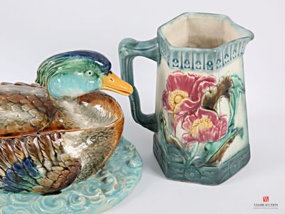 SARREGUEMINES 
Duck-shaped earthenware tureen...