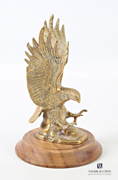 Gilded regule subject depicting an eagle...