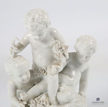 CAPODIMONTE 
Three cherubs playing - Love...