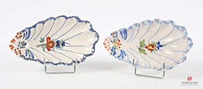 Two shell-shaped earthenware dishes with...