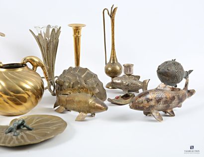 Lot in bronze, brass and various metals comprising...