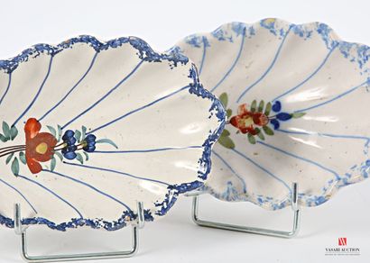 Two shell-shaped earthenware dishes with...