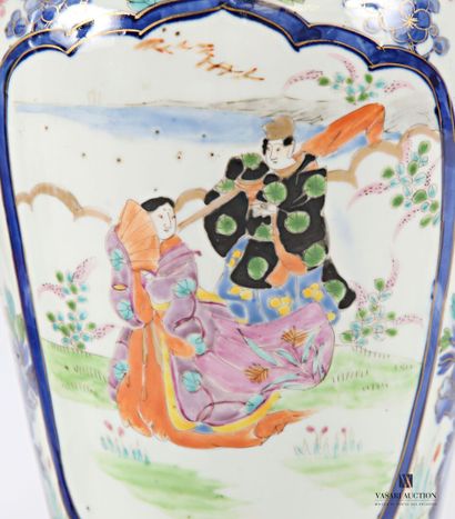 JAPAN
Pair of baluster-shaped porcelain vases...