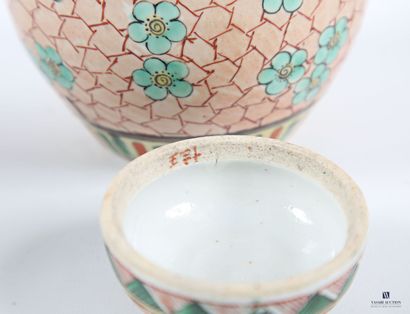ASIA
Set comprising a covered vase decorated...