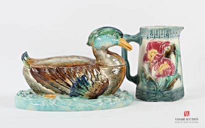 SARREGUEMINES 
Duck-shaped earthenware tureen...