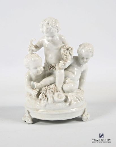 CAPODIMONTE 
Three cherubs playing - Love...