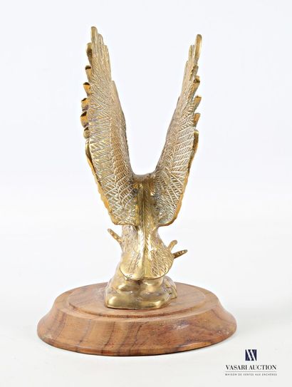 Gilded regule subject depicting an eagle...