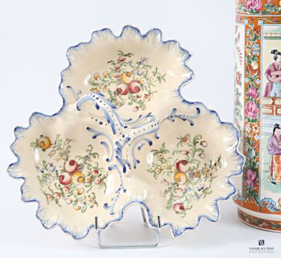 Set comprising a porcelain scroll vase decorated...