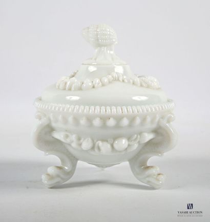 Pair of covered cassolette in molded opaline...