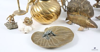 Lot in bronze, brass and various metals comprising...