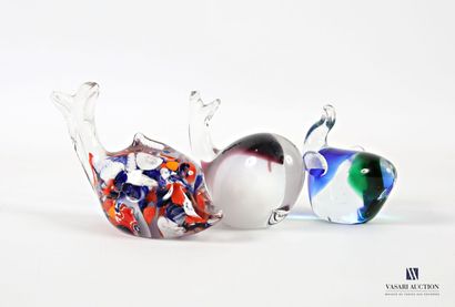 Lot comprising three tinted crystal whale...