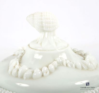 Pair of covered cassolette in molded opaline...
