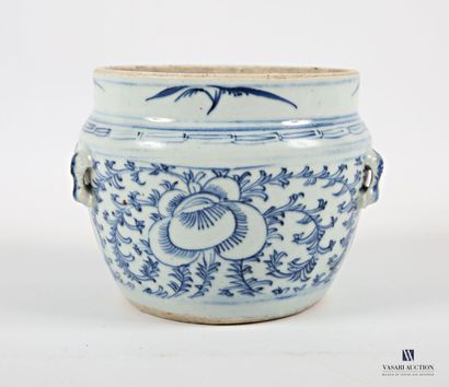 CHINA 
White/blue porcelain lot comprising...