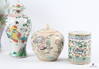 ASIA
Set comprising a covered vase decorated...