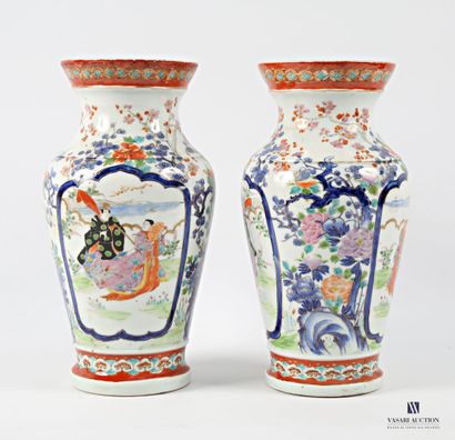 JAPAN
Pair of baluster-shaped porcelain vases...