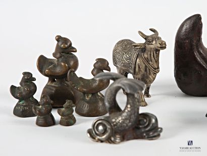 Lot comprising five weights in the form of...